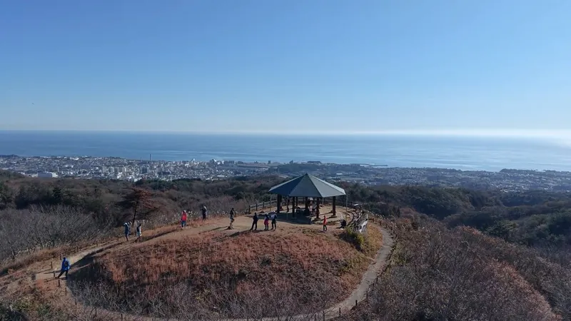 太平洋と日立の街を見下ろす日立アルプスの尾根