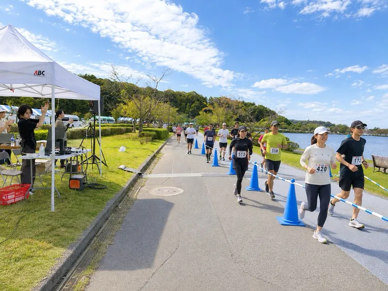 千波湖畔を走るランナー